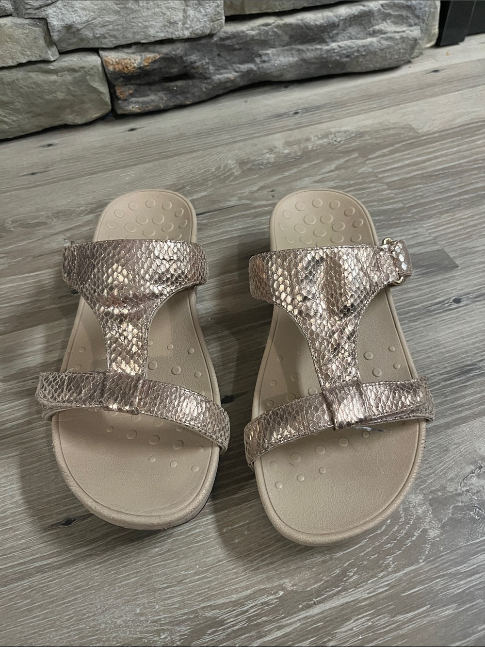 Vionic sandals/10 - Picture 2 of 4